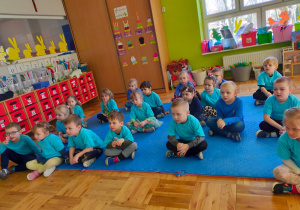 dzieci w niebieskich koszulkach
