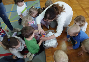 dzieci wyciskają piąnkę do golenia do pojemnika