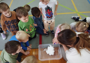 dzieci wyciskają piąnkę do golenia do pojemnika