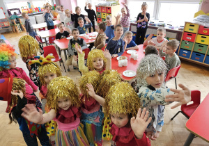 dzieci klauni odwiedzają przedszkolaków z innej grupy