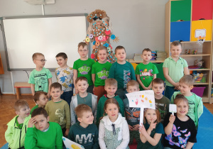 dzieci ubrane na zielono z Marzanną ozdobioną kwiatkami