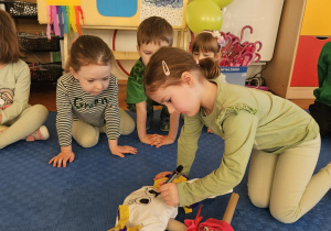 dziewczynka rysuje nos na głowie Marzanny