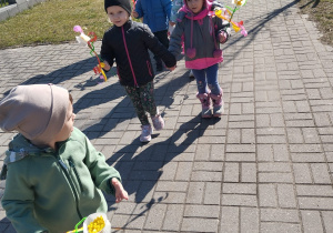 przedszkolaki w korowodzie na ulicach miasta