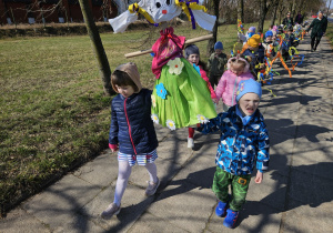 przedszkolaki w wiosennymi korowodzie na ulicach miasta z Marzanną