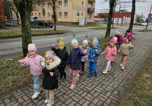 przedszkolaki w drodze do przedszkola z kwiatkami