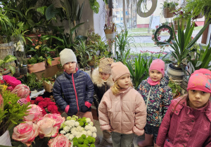 dziewczynki wśród kwiatów w kwiaciarni