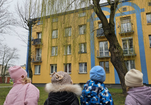 dzieci przyglądają się wierzbie i pierwszym listkom