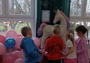 dzieci oglądają balon jednorożca