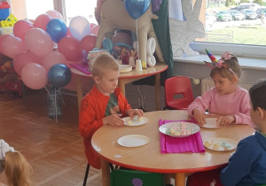 przedszkolaki próbują kolorowe pianki
