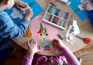 przedszkolaki kolorują swojego jednorożca