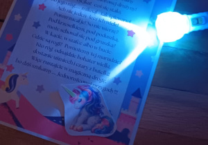 list do przedszkolaków podświetlony latarką