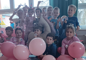 zdjęcie grupowe z balonem w kształcie jednorożca i różowymi balonami