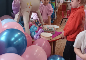 dzieci oglądają balon jednorożca