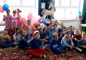 zdjęcie grupowe z balonem w kształcie jednorożca i różowymi balonami
