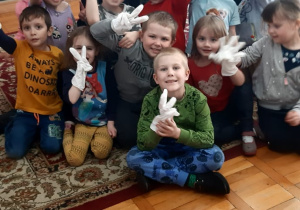 przedszkolaki w rękawiczkach jednorazowych