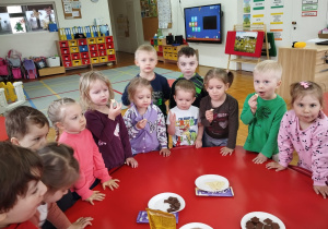 dzieci degustują różne rodzaje czekolady