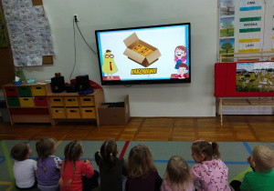 przedszkolaki oglądają film edukacyjny o czekoladzie
