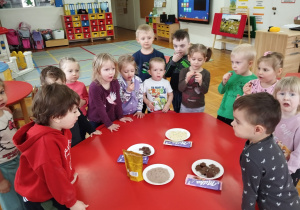 dzieci degustują różne rodzaje czekolady