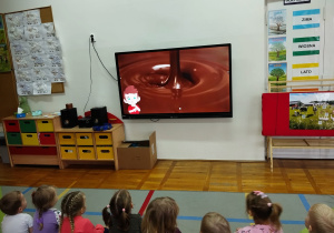 przedszkolaki oglądają film edukacyjny o czekoladzie