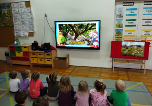 przedszkolaki oglądają film edukacyjny o czekoladzie