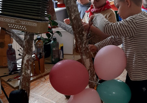 chłopcy skręcają drabinę