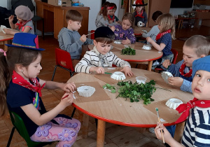 dzieci malują formy gipsowe