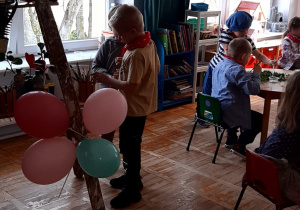chłopcy malują na sztaludze