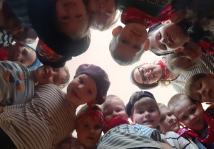 zdjęcie małych artystów z nauczycielką