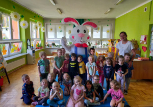zdjęcie grupowe dzieci z zającem wielkanocnym