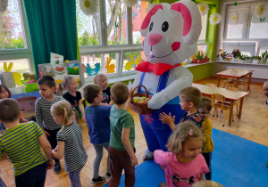 zając wielkanocny częstuje dzieci jajkami