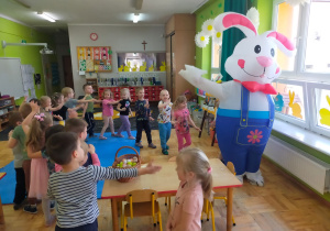 zając wielkanocny prowadzi pociąg z dziećmi