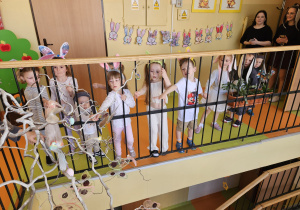 dzieci znalazły jajka schowane na korytarzu przedszkolnym
