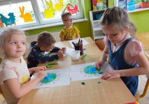 przedszkolaki kolorują kontur planety Ziemi