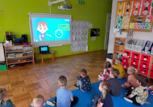 dzieci oglądają film edukacyjny