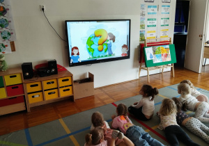 dzieci oglądają film edukacyjny