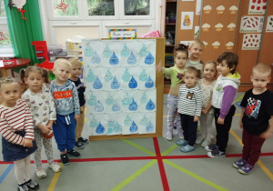 dzieci z pomalowanymi kropelkami wody