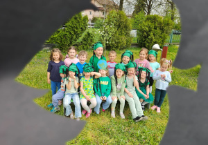zdjęcie w kształcie liścia - przedszkolaki w zielonych czapkach
