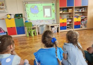 dzieci oglądają film edukacyjny