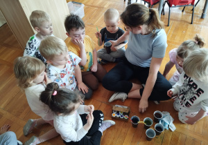 przedszkolaki kolorują wodę farbami