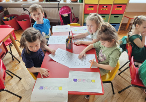 dzieci pracują przy stolikach