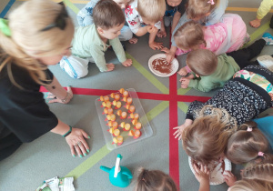 przedszkolaki podczas wykonywania dekoracji światecznej