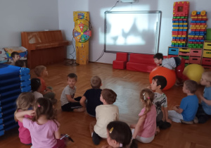 przedszkolaki oglądają teatrzyk cieni