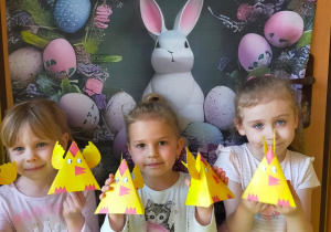 dziewczynki z kurczakami z kolorowego papieru