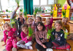 przedszkolaki z doniczkami wyhodowanej rzeżuchy