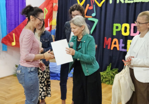 jury wręcza dyplom nauczycielce Małgorzacie Koseckiej z PP nr 10 "Pod Słoneczkiem" w Zduńskiej Woli