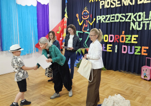 jury wręcza dyplom uczestnikowi festiwalu Frankowi Salamonowiz PP nr 10 "Pod Słoneczkiem" w Zduńskiej Woli