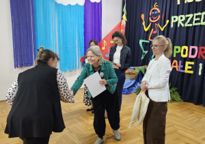 jury wręcza dyplom nauczycielce Elżbiecie Gogulskiej z PP Nr9 "Pod planetami" w Zduńskiej Woli