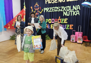 jury wręcza dyplom uczestniczce festiwalu