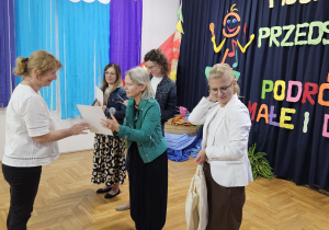 jury wręcza dyplom nauczycielce