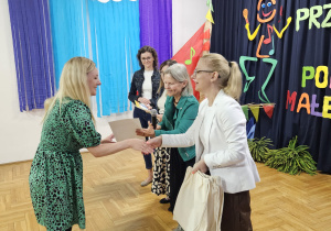 jury wręcza dyplom nauczycielce